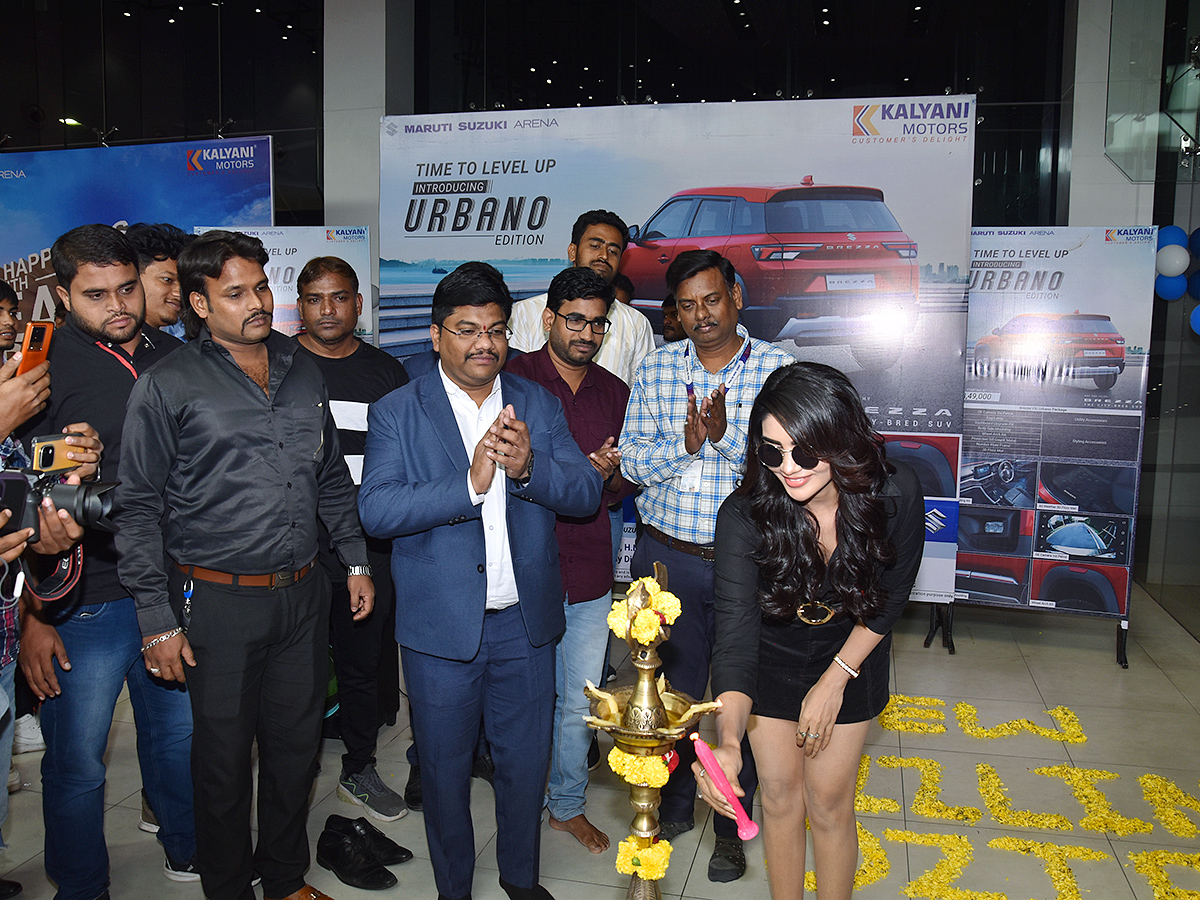 Jabardasth Varsha unveils Dazzling Dzire at Kalyani Motors: Pics5