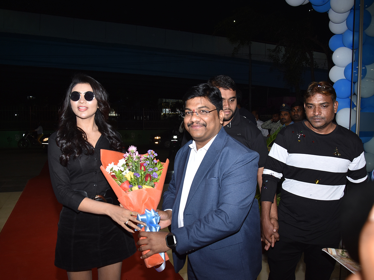 Jabardasth Varsha unveils Dazzling Dzire at Kalyani Motors: Pics9