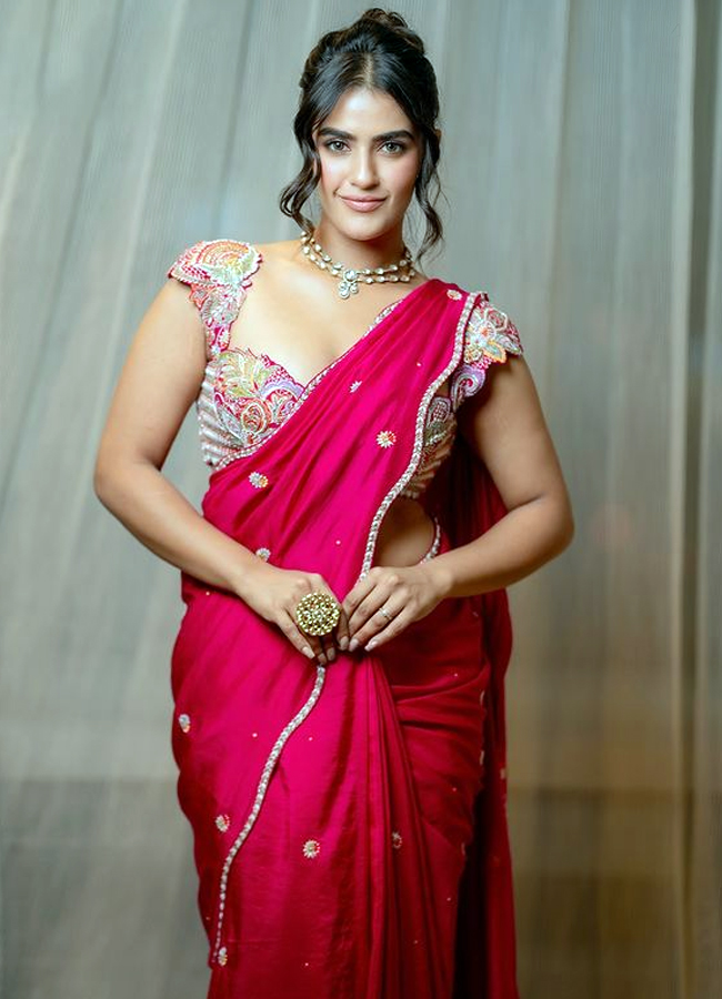 Kavya Thapar mind blowing looks in Red saree: Photos11