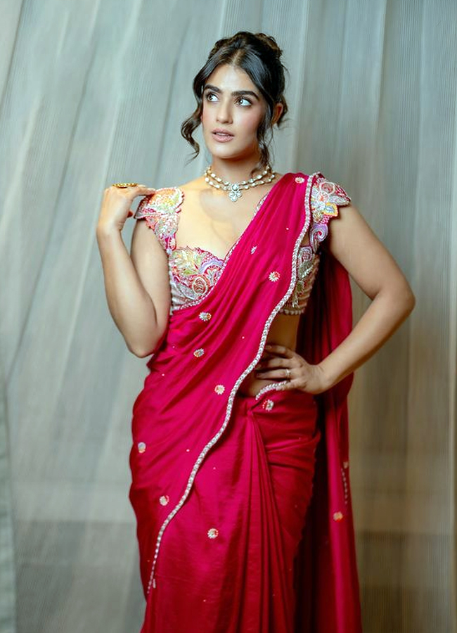 Kavya Thapar mind blowing looks in Red saree: Photos5