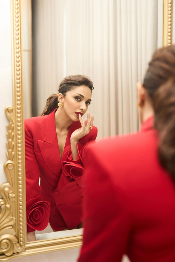 Game Changer Actress Kiara Advani Stunning In Red Outfit3