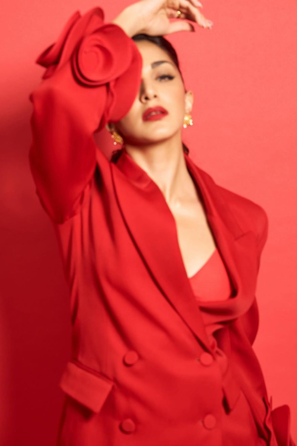 Game Changer Actress Kiara Advani Stunning In Red Outfit4