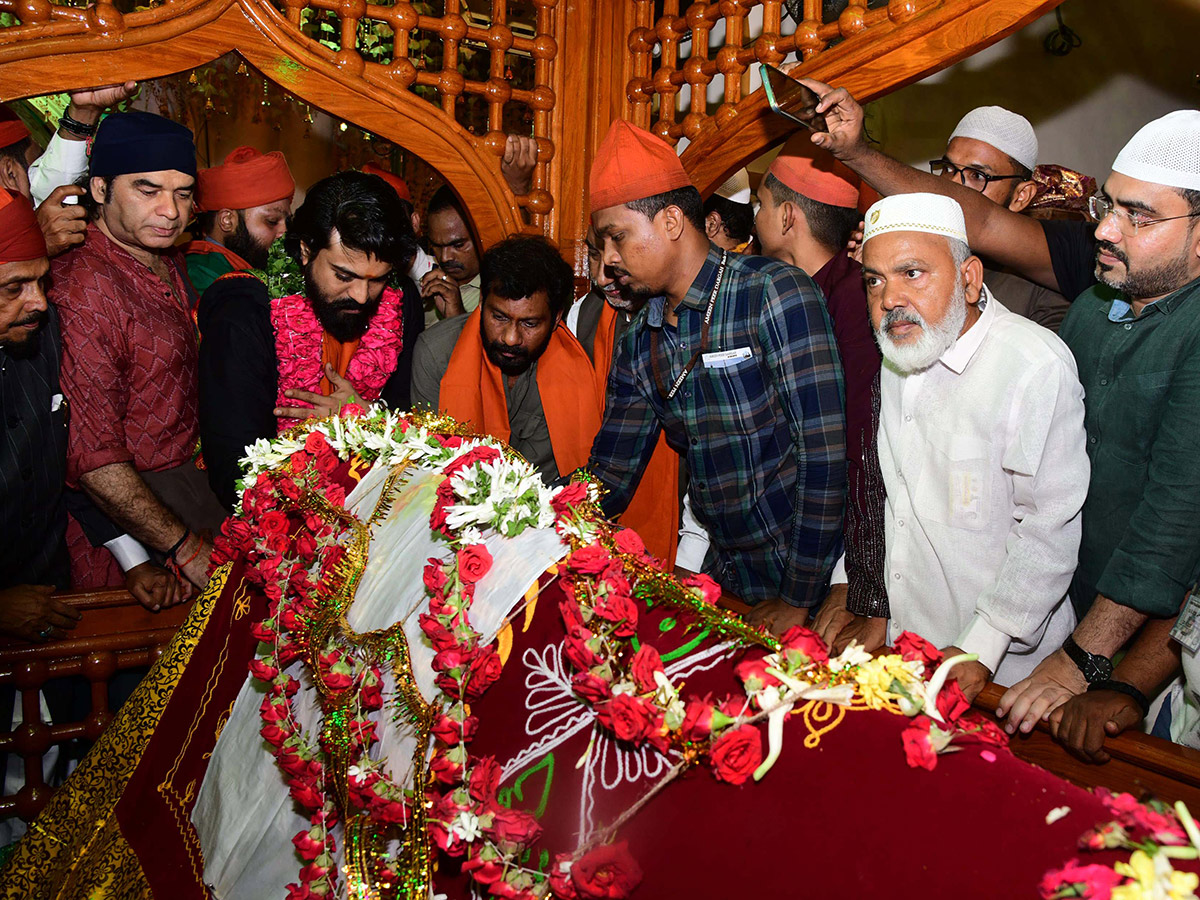 Ram Charan Visits Kadapa Ameen Peer Dargah Photos2