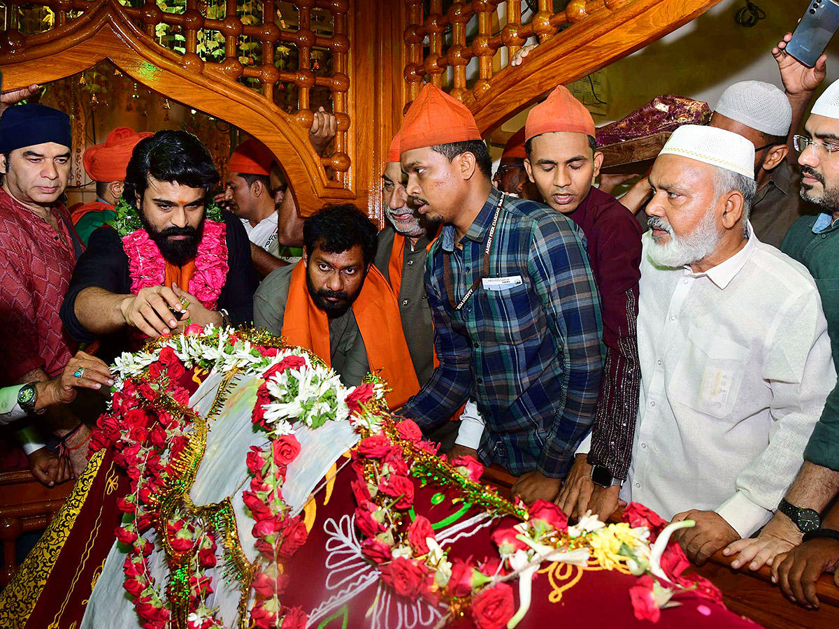 Ram Charan Visits Kadapa Ameen Peer Dargah Photos3