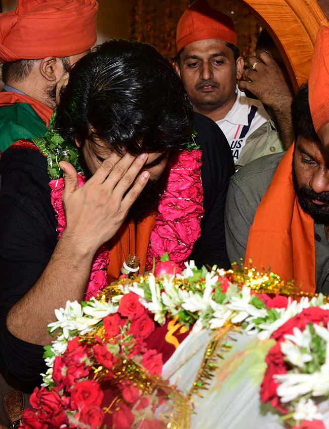 Ram Charan Visits Kadapa Ameen Peer Dargah Photos5