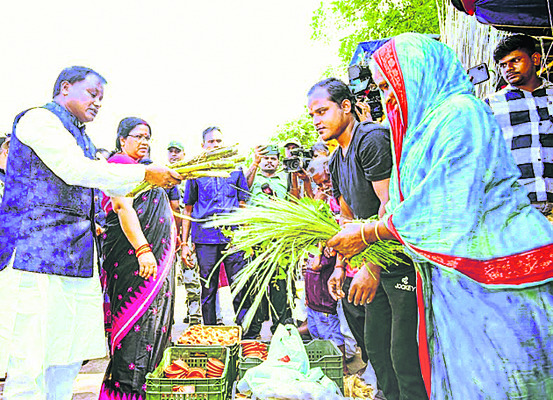 సామాన్యుడిలా సీఎం దీపావళి వేడుక 1