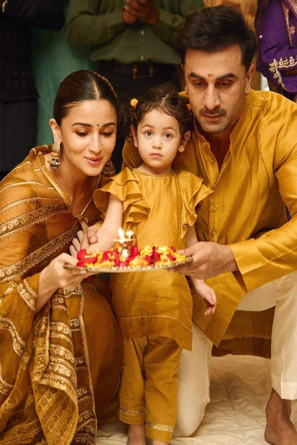 Diwali 2024: Celebrities Festive Vibes With Families2