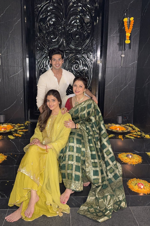 Diwali 2024: Celebrities Festive Vibes With Families5