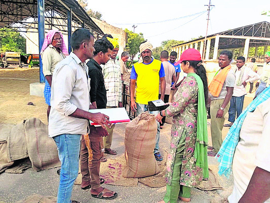 చెక్కు అందజేత 1