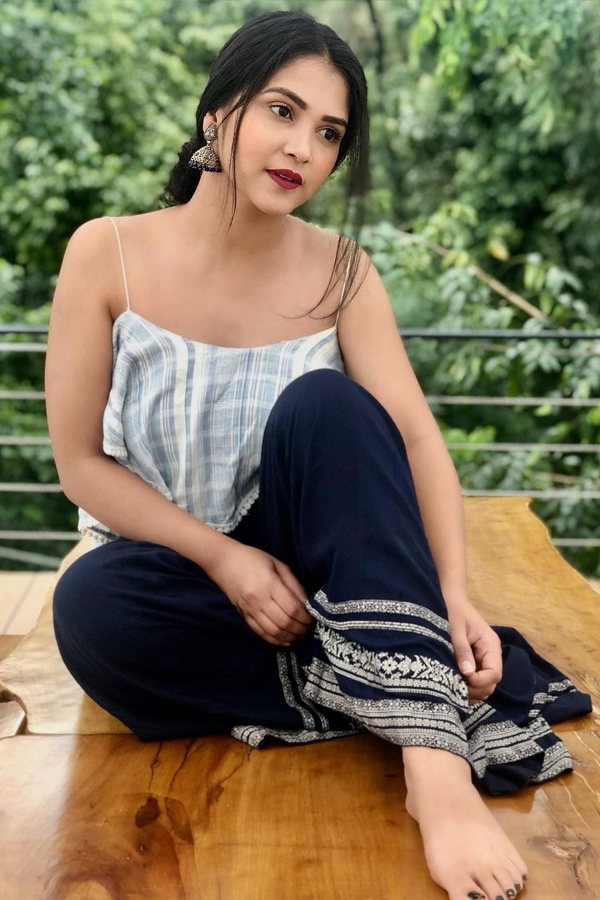 Serial Actress Amulya Gowda Latest Glamorous PhotoS18