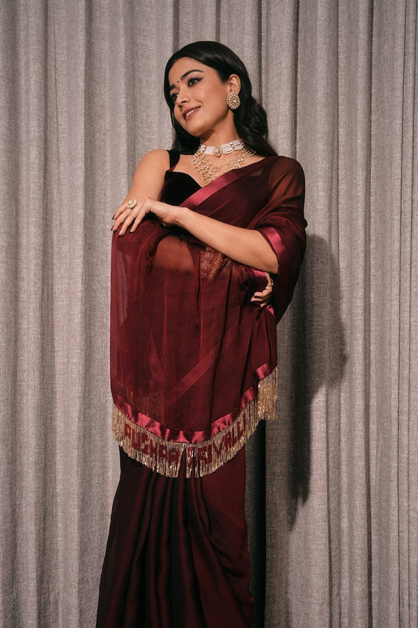 Pushpa Beauty Rashmika Mandanna Stunning Pose In Burgundy Saree3