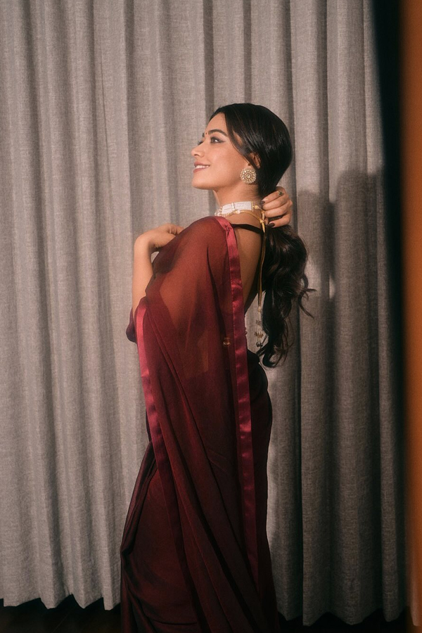 Pushpa Beauty Rashmika Mandanna Stunning Pose In Burgundy Saree6