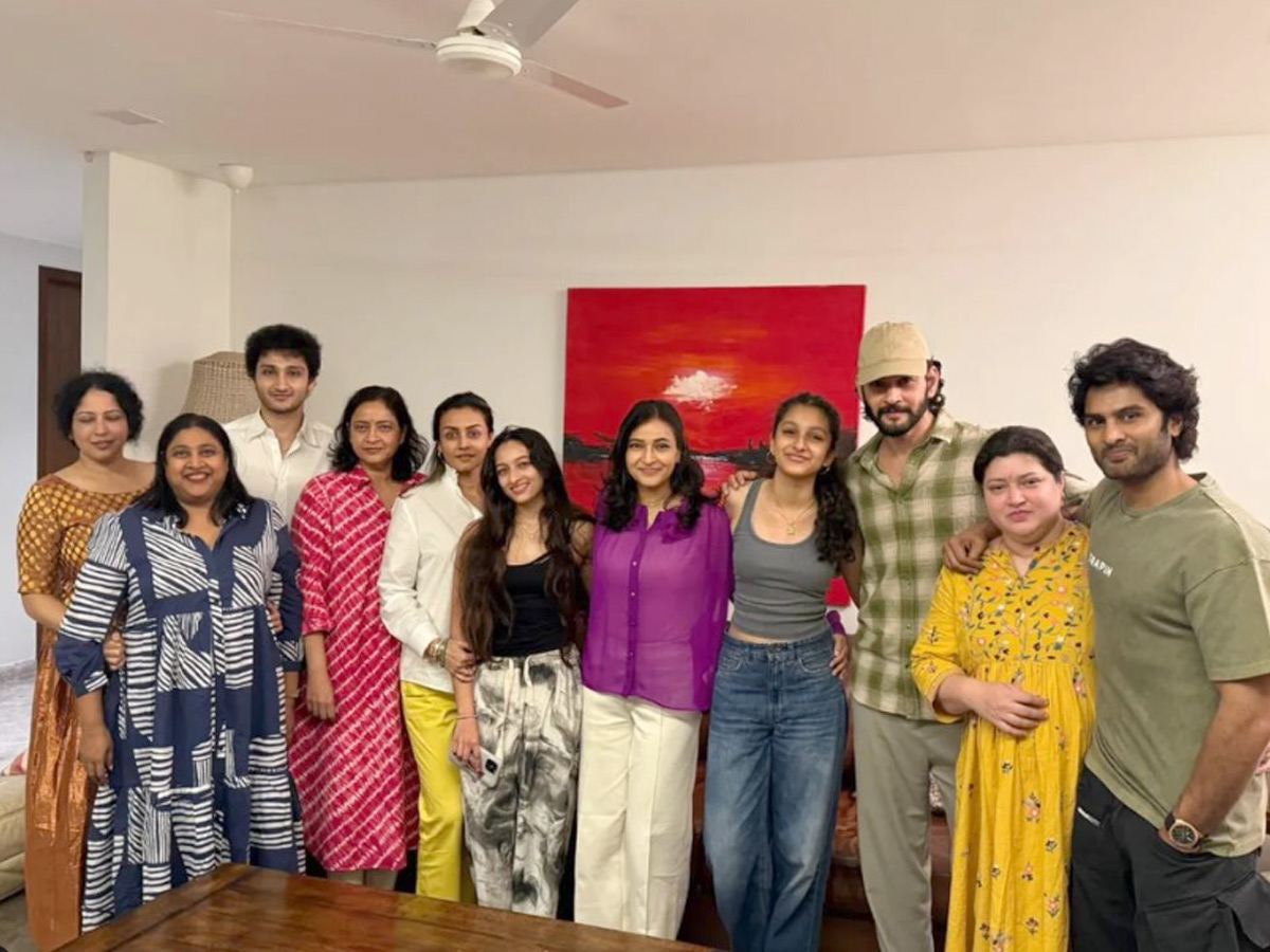 Hero Mahesh Babu spotted in a RARE family Photo from sister Manjulas birthday celebration Photos Goes Viral on Social Media2