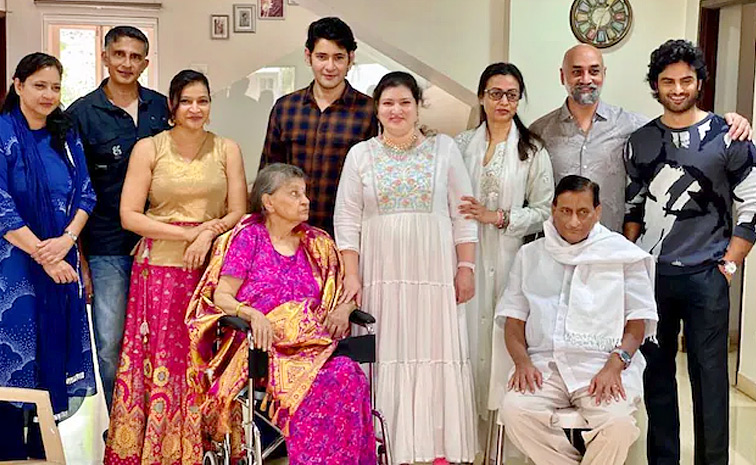 Hero Mahesh Babu spotted in a RARE family Photo from sister Manjulas birthday celebration Photos Goes Viral on Social Media4