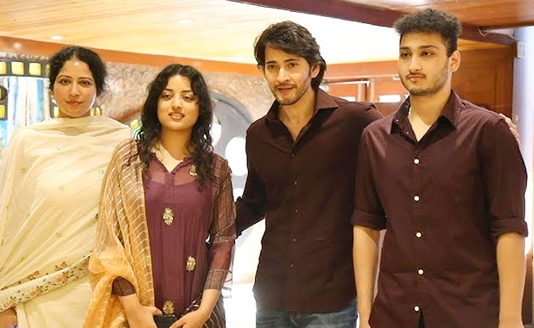 Hero Mahesh Babu spotted in a RARE family Photo from sister Manjulas birthday celebration Photos Goes Viral on Social Media6