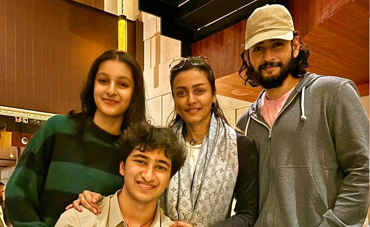 Hero Mahesh Babu spotted in a RARE family Photo from sister Manjulas birthday celebration Photos Goes Viral on Social Media7