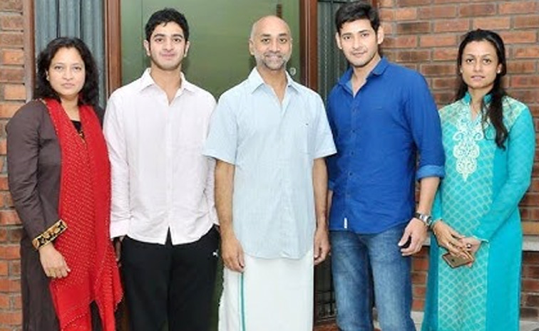 Hero Mahesh Babu spotted in a RARE family Photo from sister Manjulas birthday celebration Photos Goes Viral on Social Media8