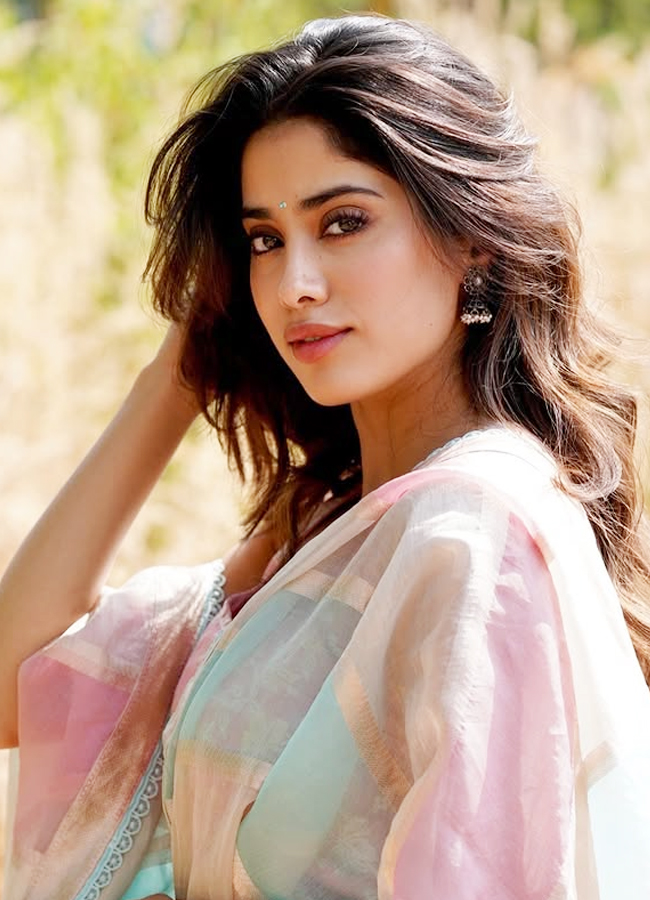 Devara beauty Janhvi kapoor looking like a angel in a saree2