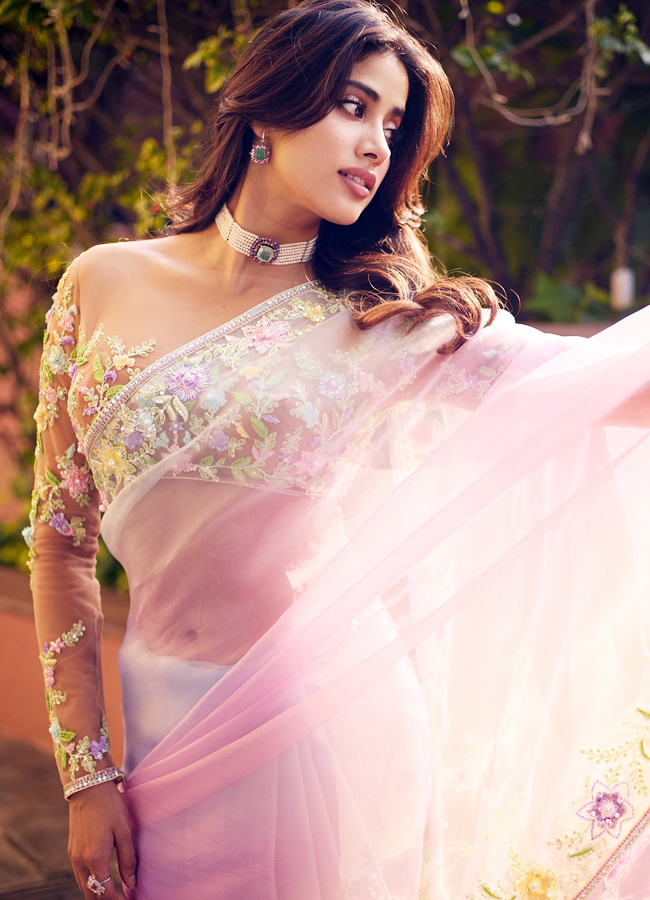 Devara beauty Janhvi kapoor looking like a angel in a saree11