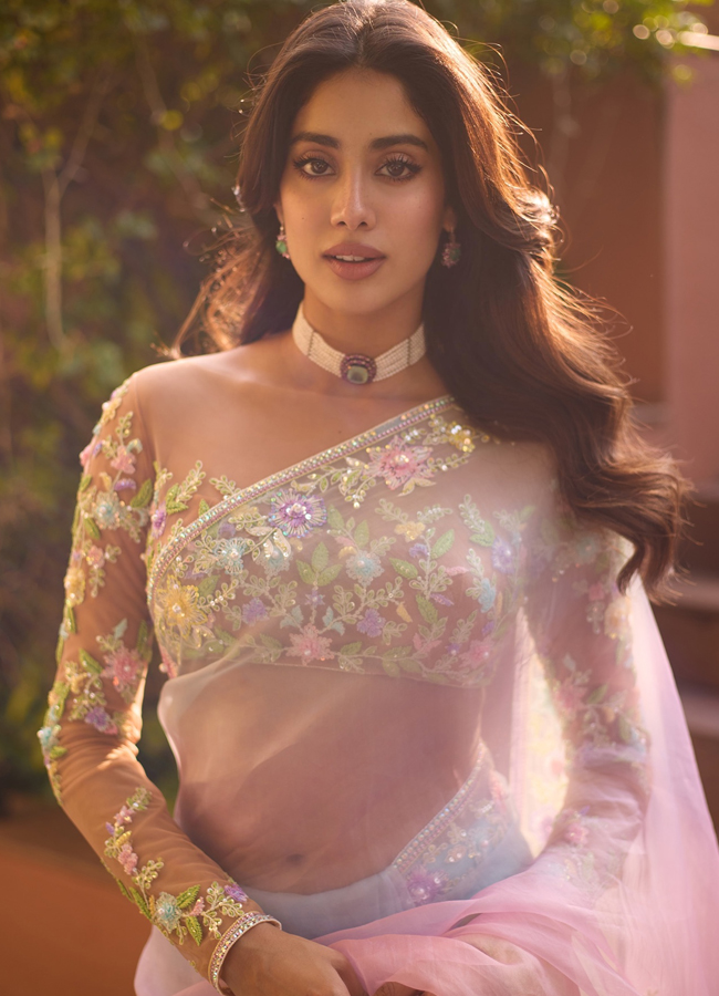 Devara beauty Janhvi kapoor looking like a angel in a saree13