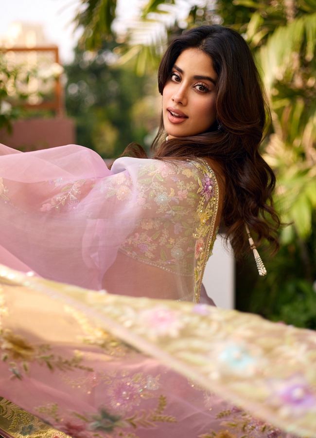 Devara beauty Janhvi kapoor looking like a angel in a saree14