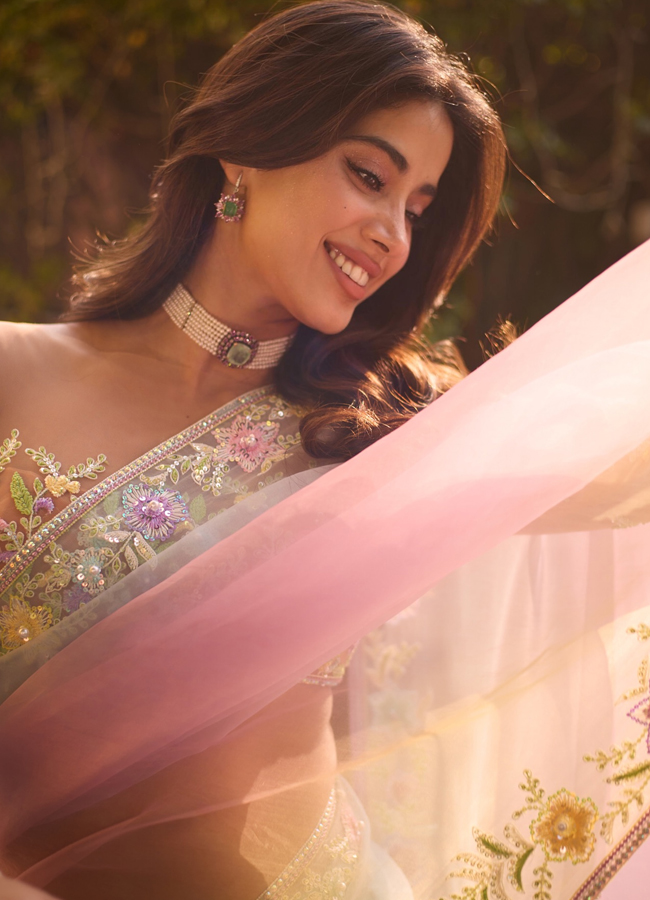 Devara beauty Janhvi kapoor looking like a angel in a saree15