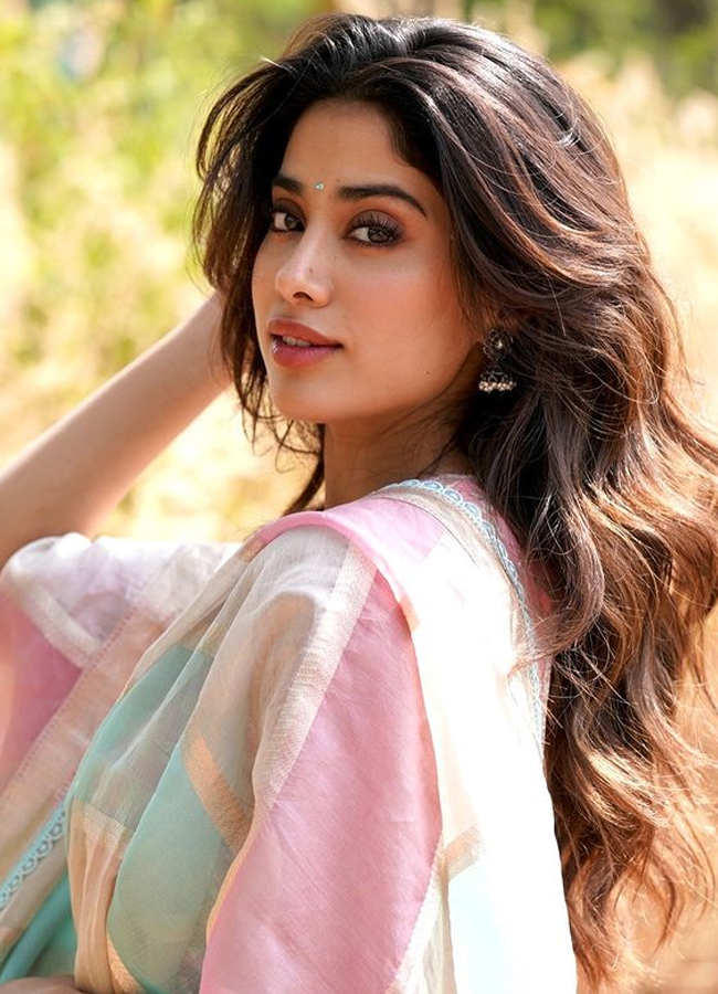 Devara beauty Janhvi kapoor looking like a angel in a saree3