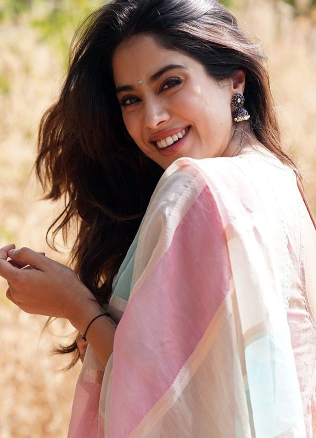 Devara beauty Janhvi kapoor looking like a angel in a saree4