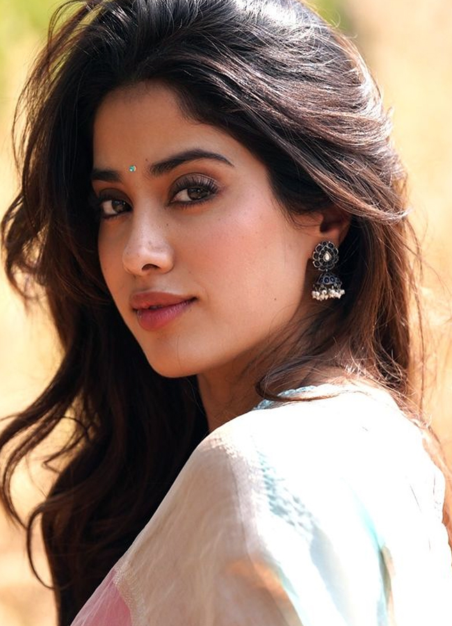 Devara beauty Janhvi kapoor looking like a angel in a saree5