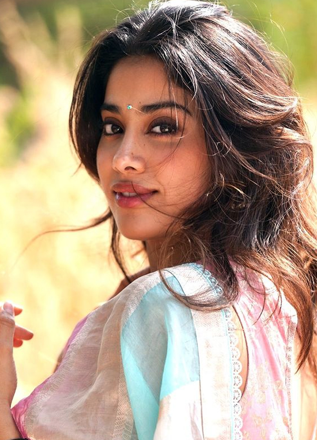 Devara beauty Janhvi kapoor looking like a angel in a saree6