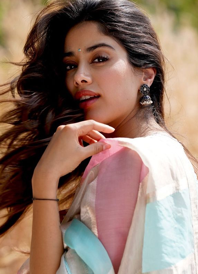 Devara beauty Janhvi kapoor looking like a angel in a saree8