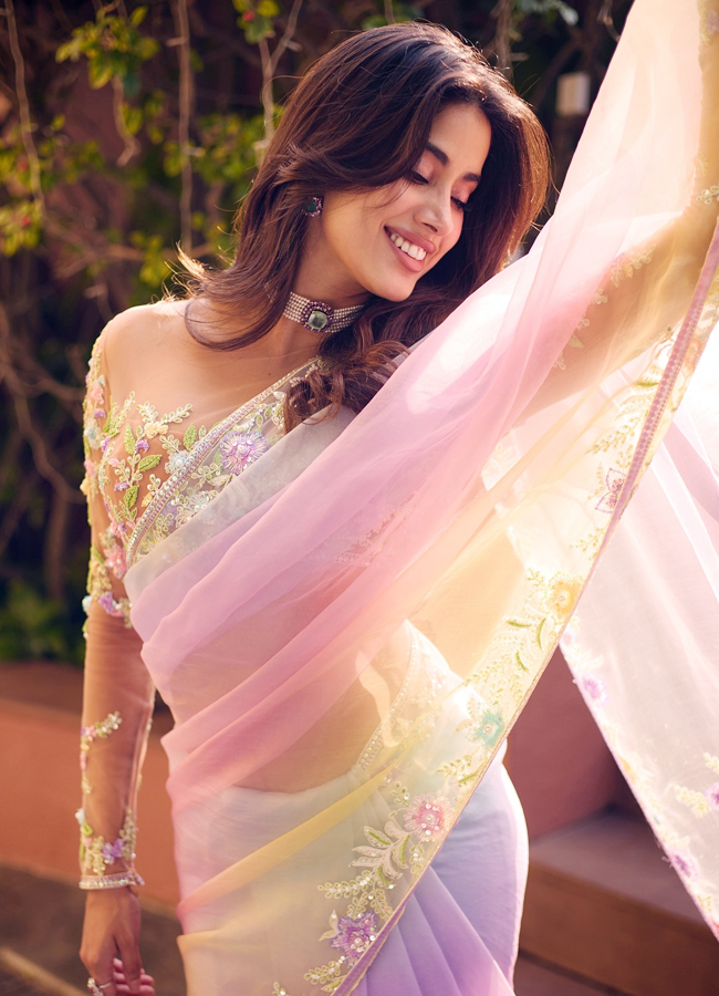 Devara beauty Janhvi kapoor looking like a angel in a saree9