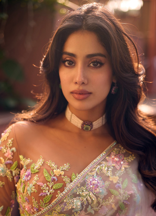 Devara beauty Janhvi kapoor looking like a angel in a saree10