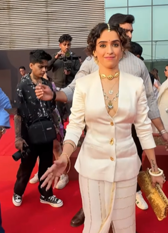 Sanya Malhotra White And Gold Kasavu Saree Skirt With A Blazer15