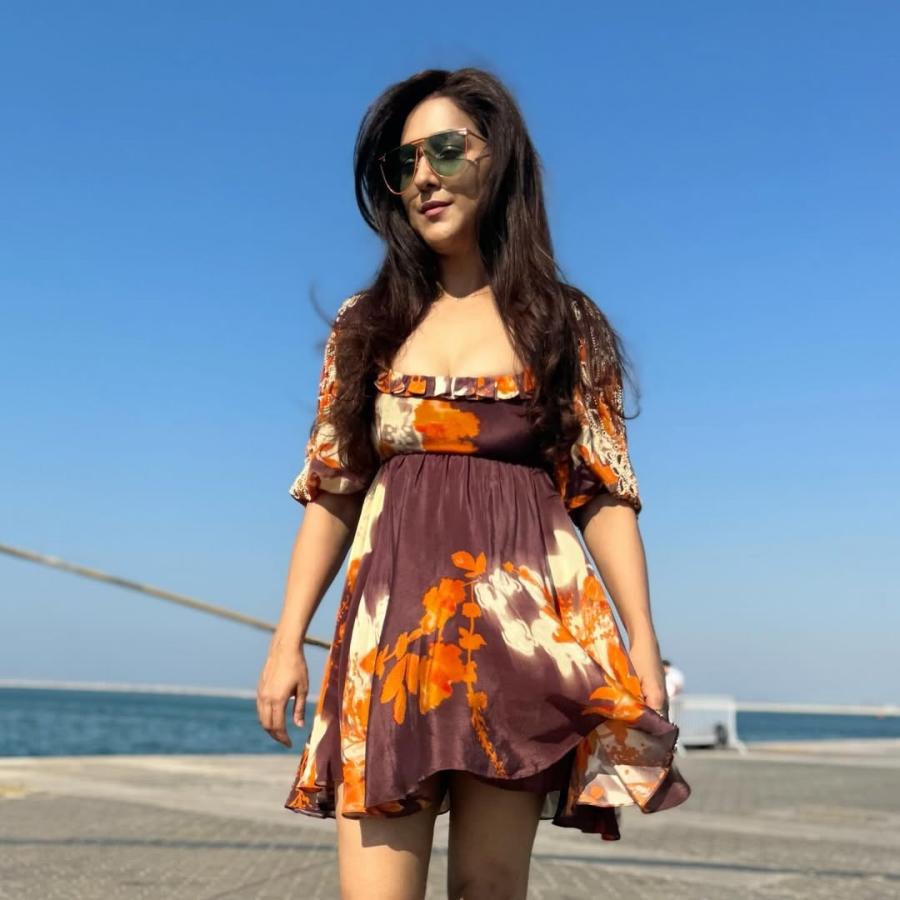 Indian Singer Neeti Mohan Enjoying At Abudabhi Beach6