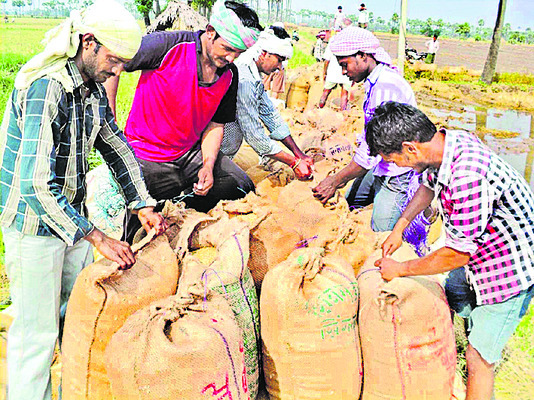 ఆకాశంలో మబ్బులు..  గుండెల్లో గుబులు 3