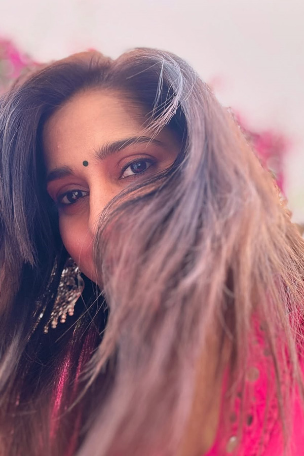 Anchor And Actress Rashmi Gautam Mehandi Photos Goes Viral On Social Media26