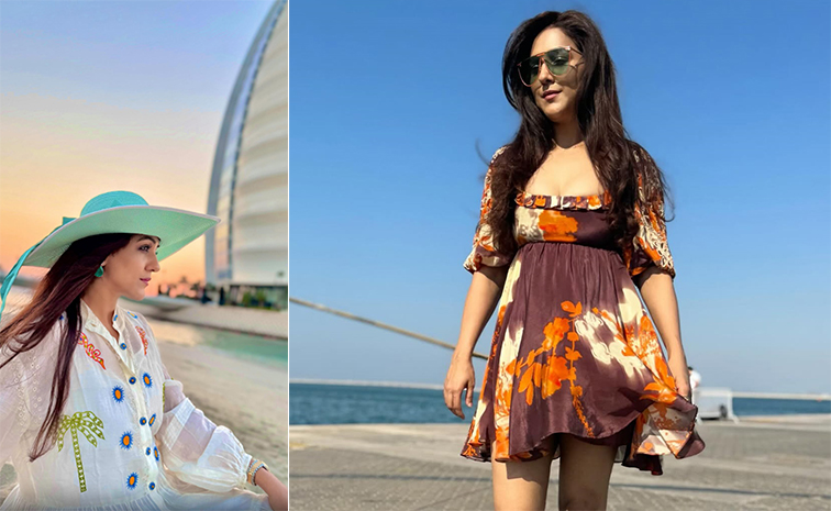 Indian Singer Neeti Mohan Enjoying At Abudabhi Beach1