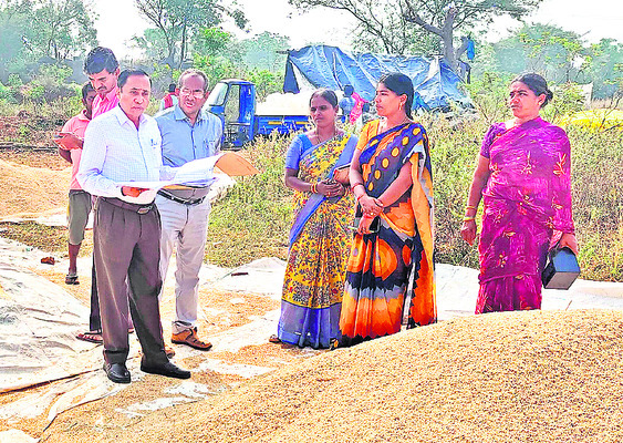 పిచ్చికుక్క దాడిలో  పలువురికి గాయాలు
1