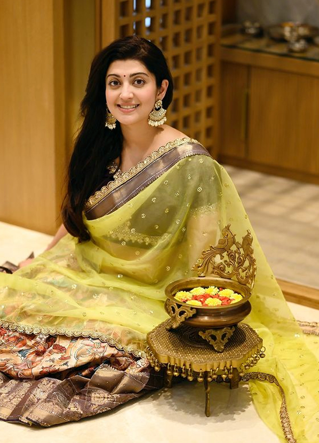 Actress Pranitha Traditional photos in Golden saree13