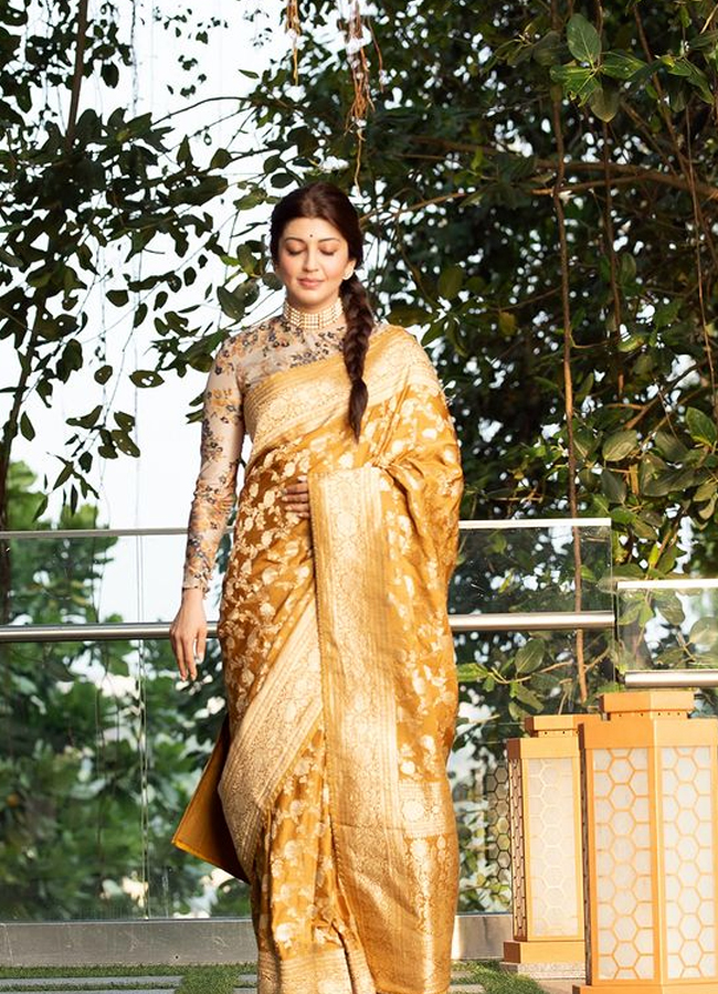 Actress Pranitha Traditional photos in Golden saree6