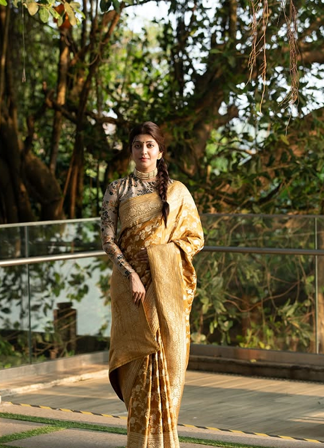 Actress Pranitha Traditional photos in Golden saree8