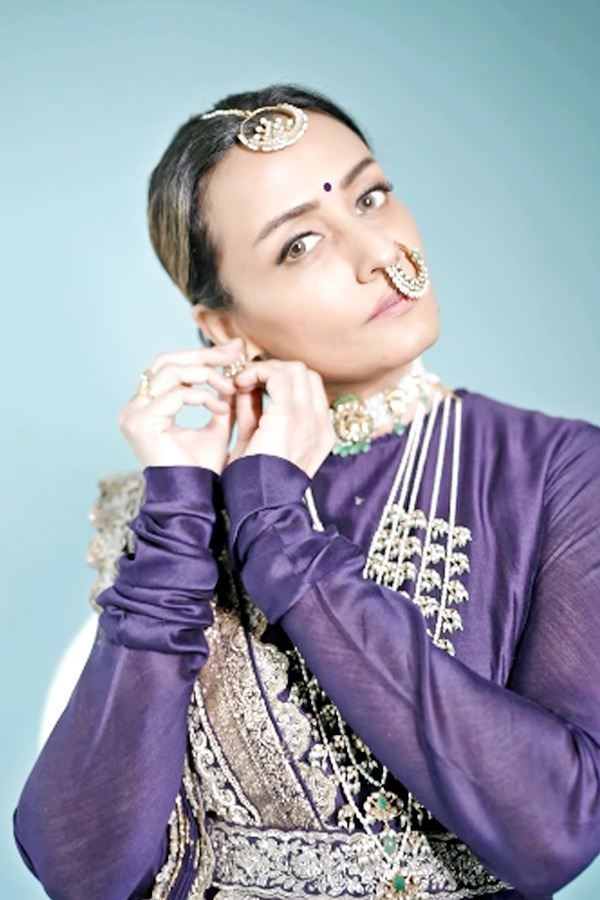  Actress Namrata Shirodkar purple outfit elegantlooks 7