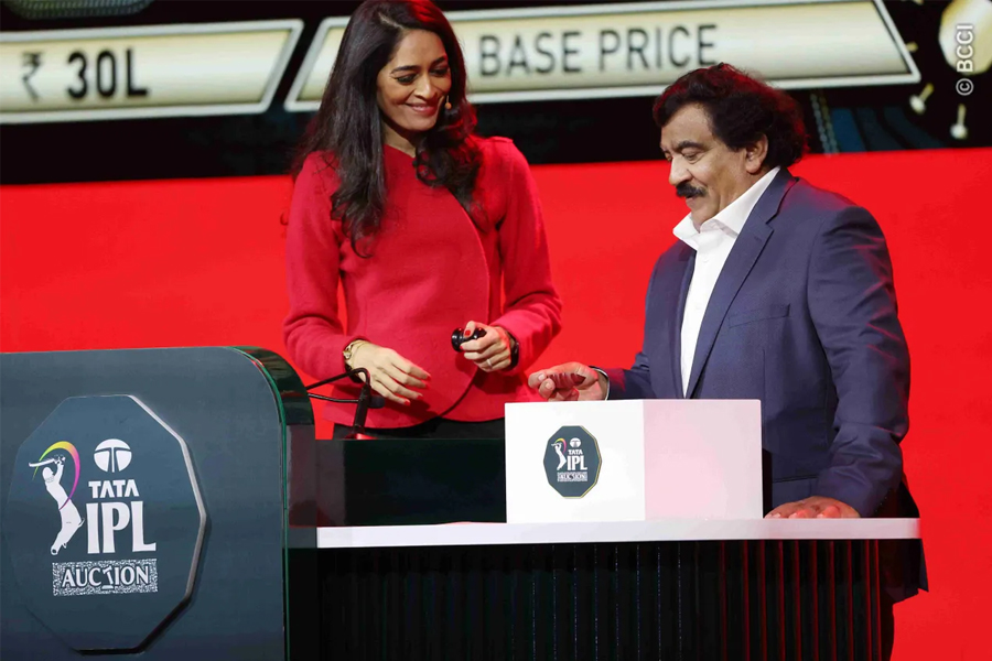 Who is Mallika Sagar, the IPLs first female auctioneer? Photos4