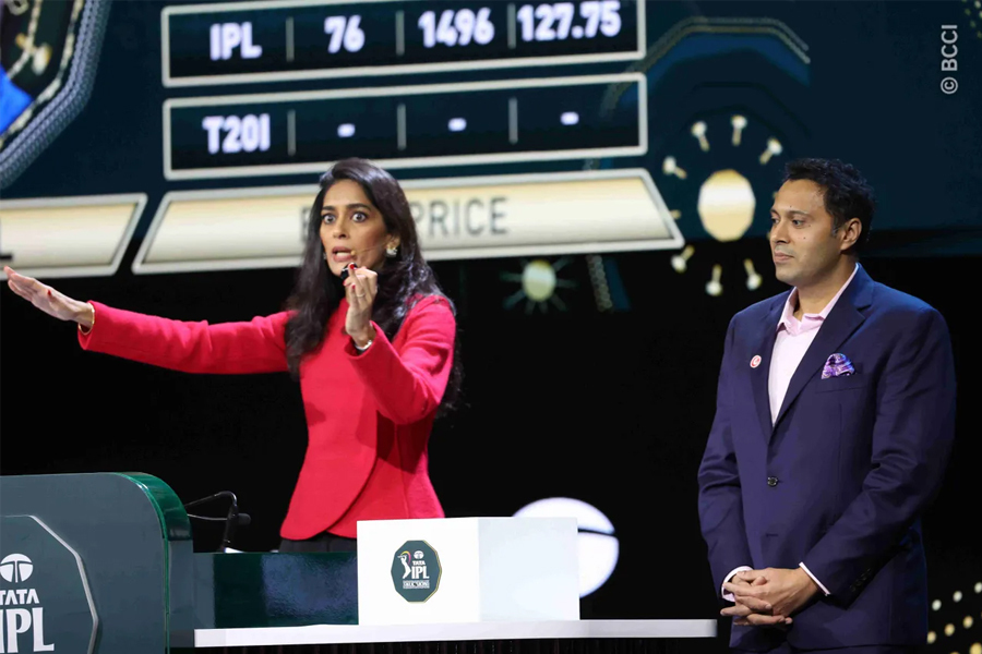 Who is Mallika Sagar, the IPLs first female auctioneer? Photos5