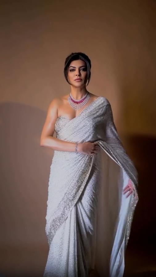 UrL:Former Miss Universe Sushmita Sens Saree Shows Iconic Miss Chandni Look4