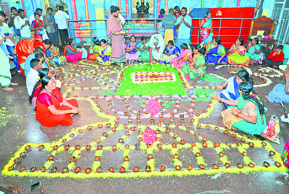 యాదగిరిగుట్టకు పోటెత్తిన భక్తులు1