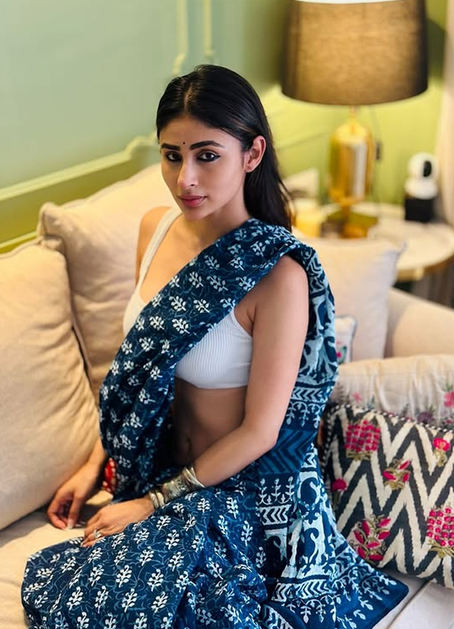  actress Mouni Roy has raised the temperature on social media11