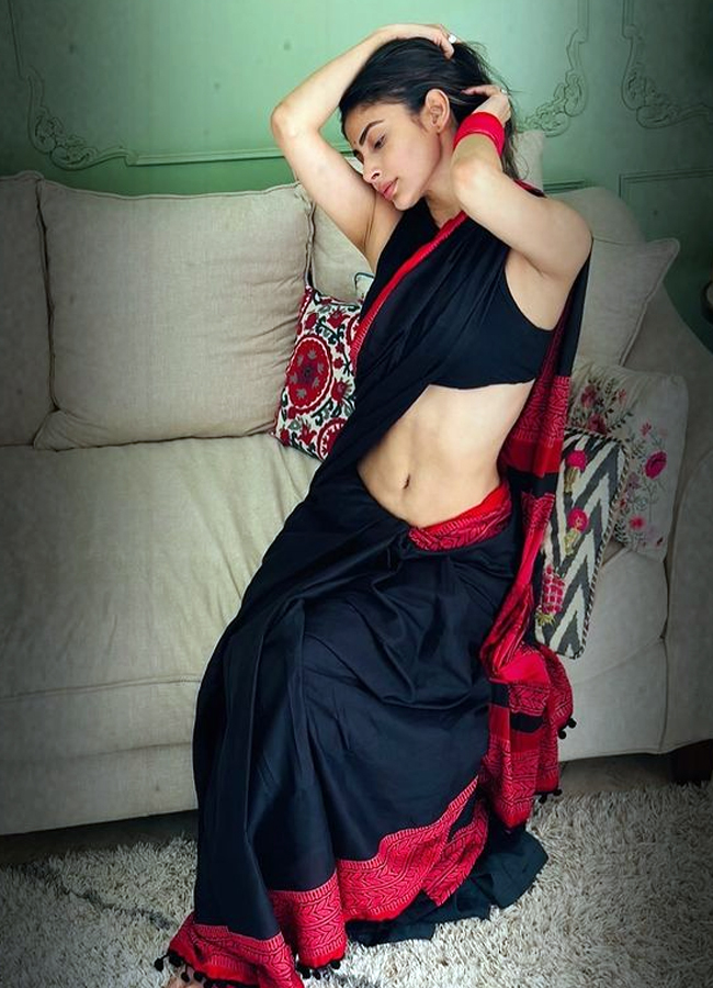  actress Mouni Roy has raised the temperature on social media17