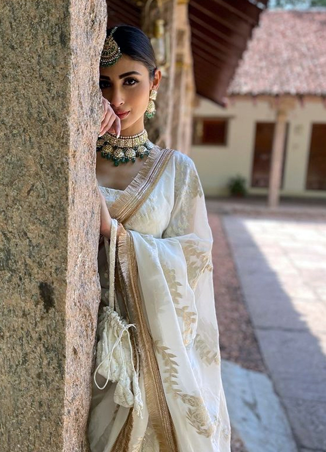  actress Mouni Roy has raised the temperature on social media18